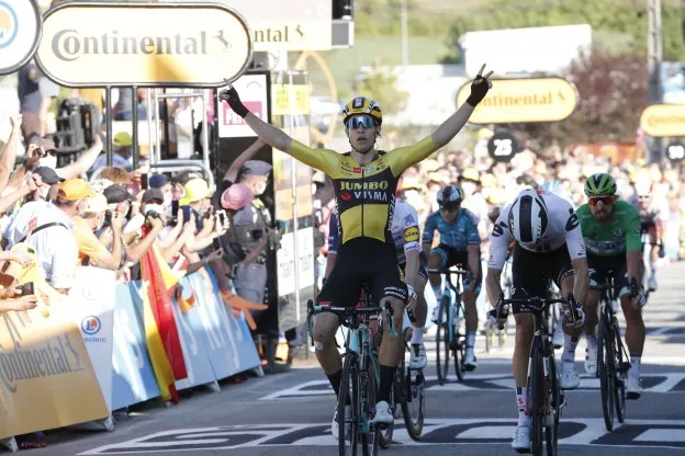 Van Aert maakt verwachting waar en klopt Bol in etappe 5 Tour de France