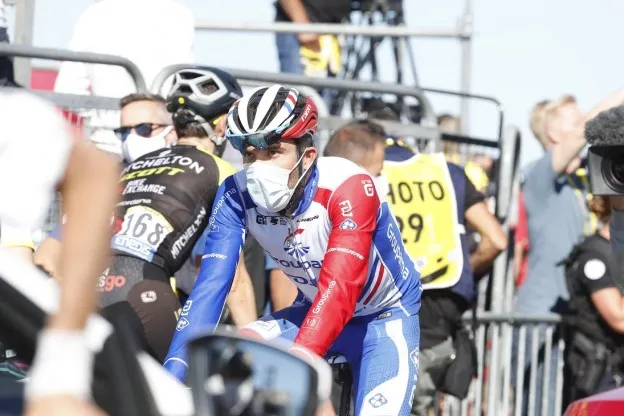 Pinot moet lossen op Port de Balès, verliest veel tijd op peloton