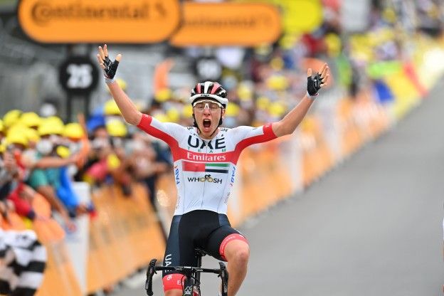 Pogacar wint razendsnelle bergetappe in Tour de France, Roglic pakt gele trui