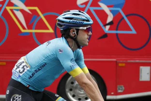 Carapaz rijdt Roglic uit rode leiderstrui, Ion Izagirre wint zesde etappe