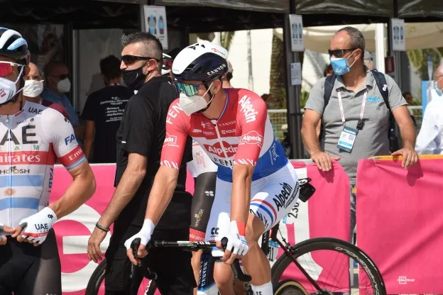 Van der Poel in Tirreno voor klassiekers: 'Geeft me kracht die ik nodig heb'