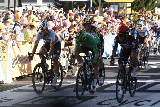 Ewan wint elfde etappe; Sagan na beuk bij Van Aert gedeclasseerd