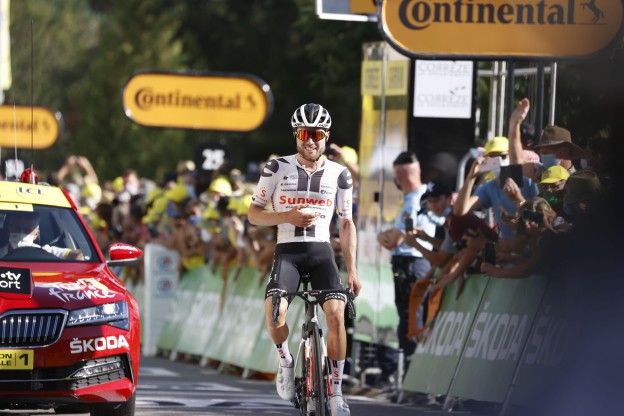 Loeisterke Hirschi soleert naar fenomenale ritzege in Tour de France