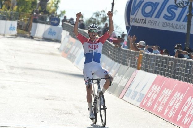 Van der Poel zegeviert in sensationele slotkilometer Tirreno-Adriatico