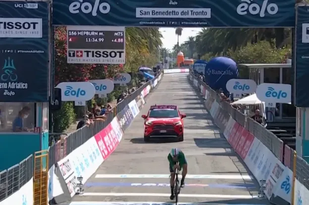 Verbluffende Ganna blaast iedereen weg in slottijdrit Tirreno, eindzege Yates