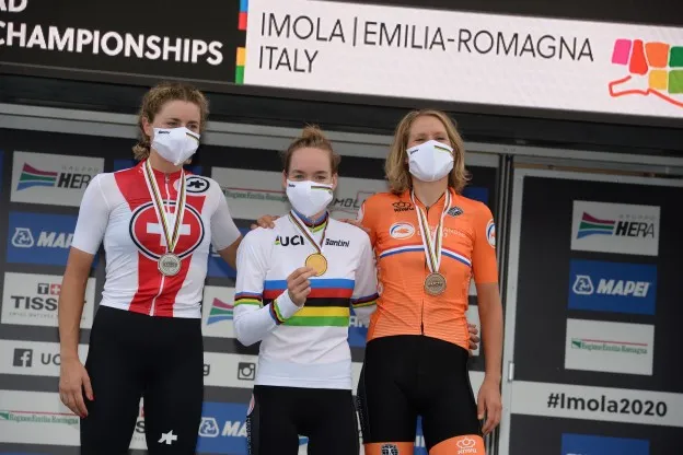Van der Breggen wereldkampioen tijdrijden na keiharde crash Dygert