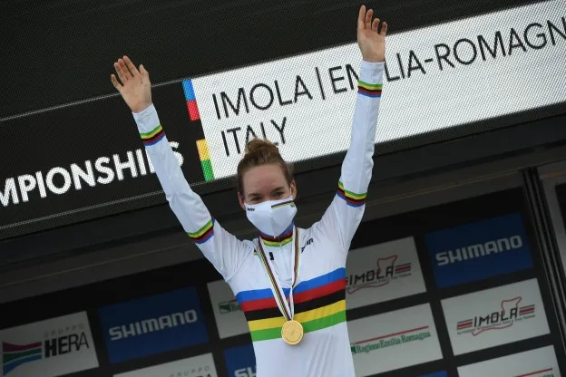 Van der Breggen gelauwerd na triomftocht: 'Compleetste aller tijden'