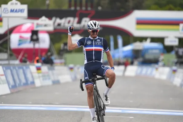 Alaphilippe zoeft in uitputtend WK naar regenboogtrui, Van Aert zilver