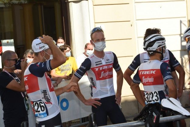 Giro d'Italia etappe 4 | Weening 'dizzy' na val over bidon, Ballerini ontwijkt hond
