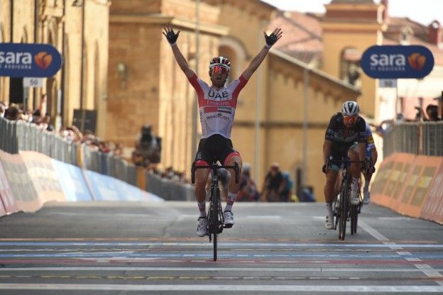 Ulissi verslaat Sagan in tweede etappe Giro d'Italia, Ganna behoudt roze