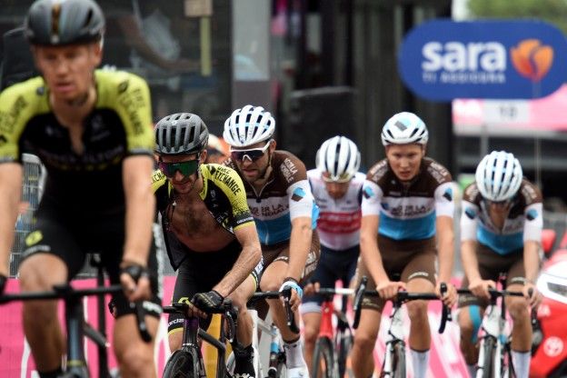 Meteen bijltjesdag in Giro: Yates 'wilde winnen maar voelde zich plots niet goed'