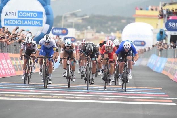 Démare wint millimetersprint Giro d'Italia, Sagan wederom tweede