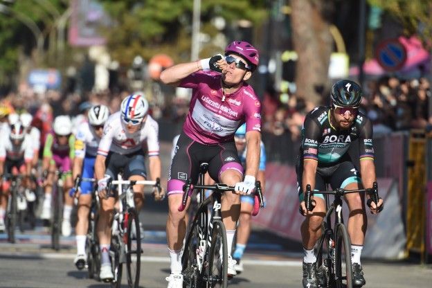 Démare opnieuw oppermachtig na razendsnelle waaieretappe in Giro
