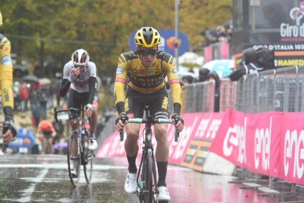 Kruijswijk uit de top-10 in Giro d'Italia: 'Ik blokkeerde door de kou'