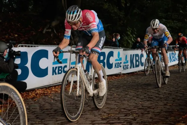 Van der Poel is blij met de nieuwe generatie: 'Wegwielrennen is minder saai geworden'