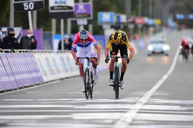 Philipsen over sprint-specialiteit Van der Poel: 'Heeft zo Wout al paar keer verslaan'