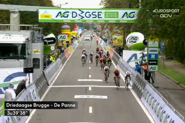 Wiebes wint spectaculaire Driedaagse Brugge-De Panne na declassering D'Hoore