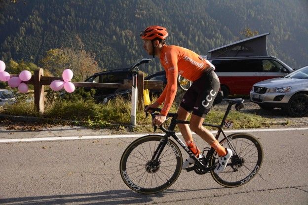 Bizarre dag in Giro d'Italia afgesloten met ritwinst Cerny, Démare lacht
