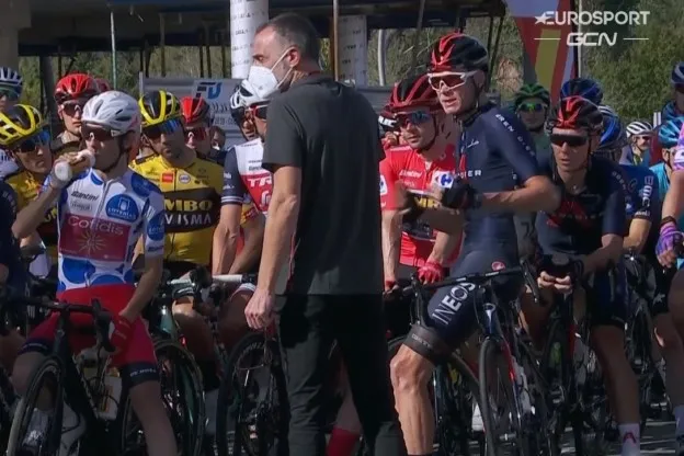 Froome tijdens rennersprotest: 'Beslissing verandert de hele koers'