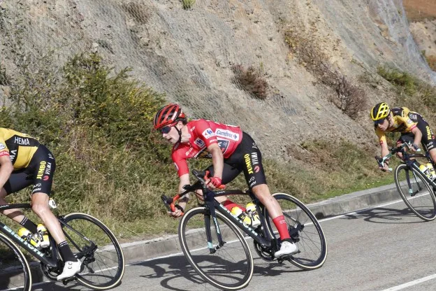 Roglic tevreden met winst en rode trui: 'Lang geleden dat ik een tijdrit won'