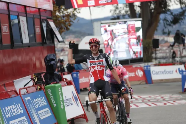 Wellens verslaat Woods in loeisnelle Vuelta-rit, Roglic vinkt dag af