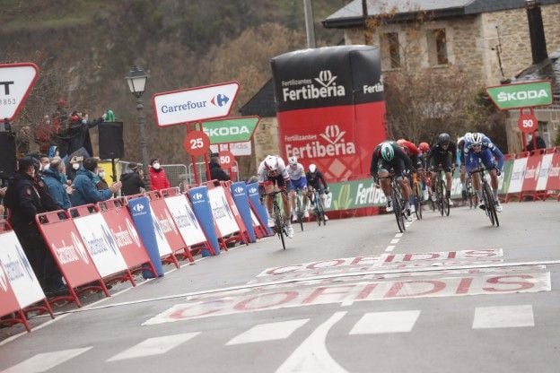 Steimle huilend per ambulance afgevoerd na harde val in zestiende rit Vuelta