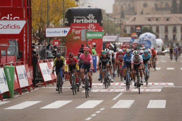 Cort pakt zestiende etappe Vuelta na zenuwslopende finale, Roglic tweede