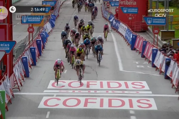 Wiebes na lange sprint geklopt door Balsamo, Brennauer wint Madrid Challenge