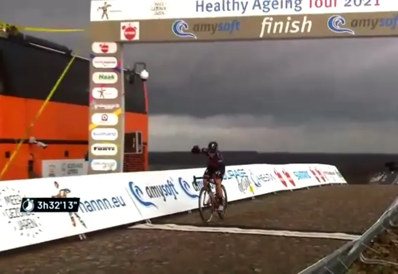 Uneken met machtige solo naar ritwinst op VAM-berg, Van Dijk wint Healthy Ageing Tour