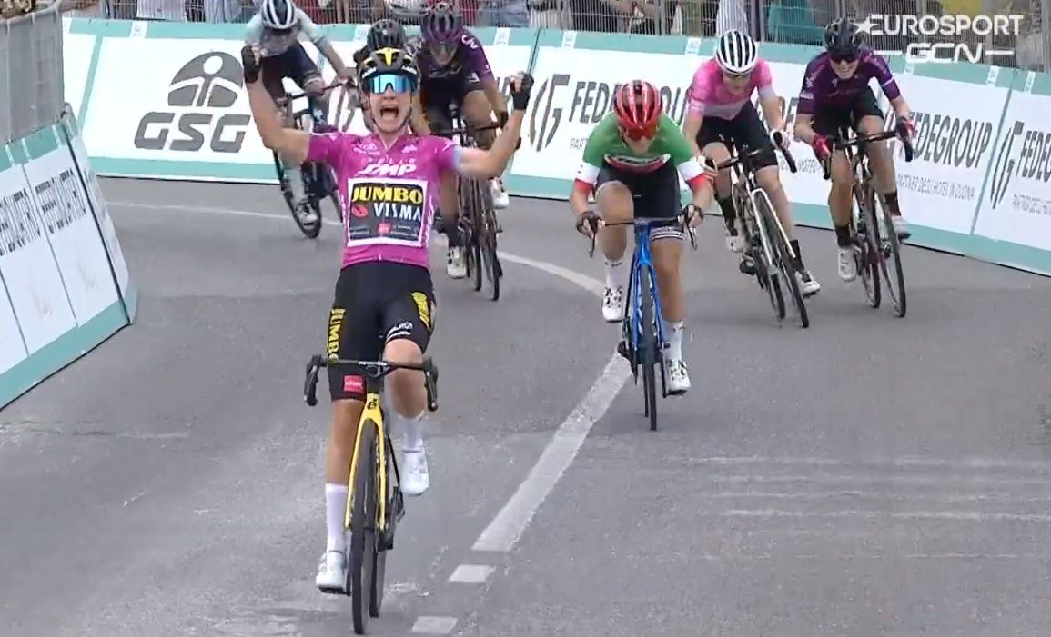 Vos oppermachtig op punchaankomst in Giro Donne, Van der Breggen houdt roze