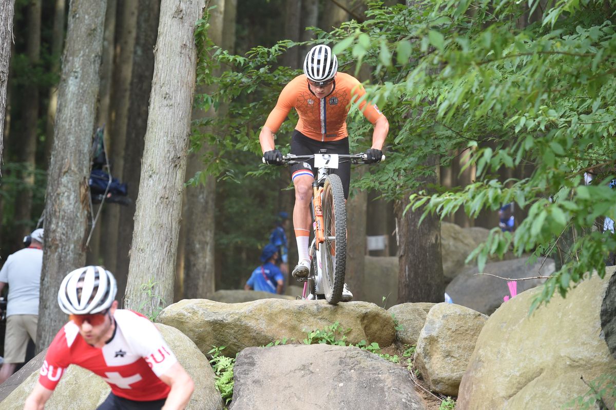 WK mountainbiken met Puck Pieterse en Mathieu van der Poel live op TV kijken? Door andere sporttoernooien wordt dat geen sinecure