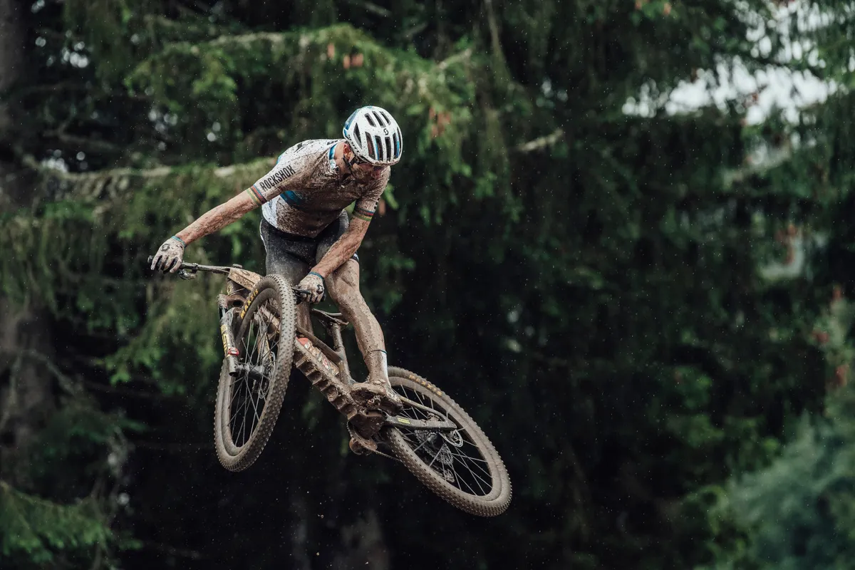 Pidcock en Van der Poel krijgen nog één seizoen te maken met levende legende in het mountainbiken