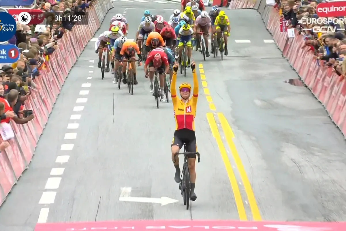 Hoelgaard houdt peloton onder leiding van Kristoff en Coquard af in Arctic Race of Norway