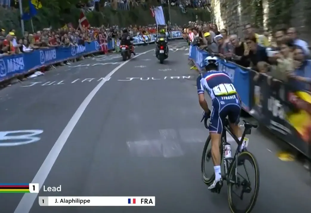 Column: Wie de kuitjes van Alaphilippe zag, wist wat voor dag het werd