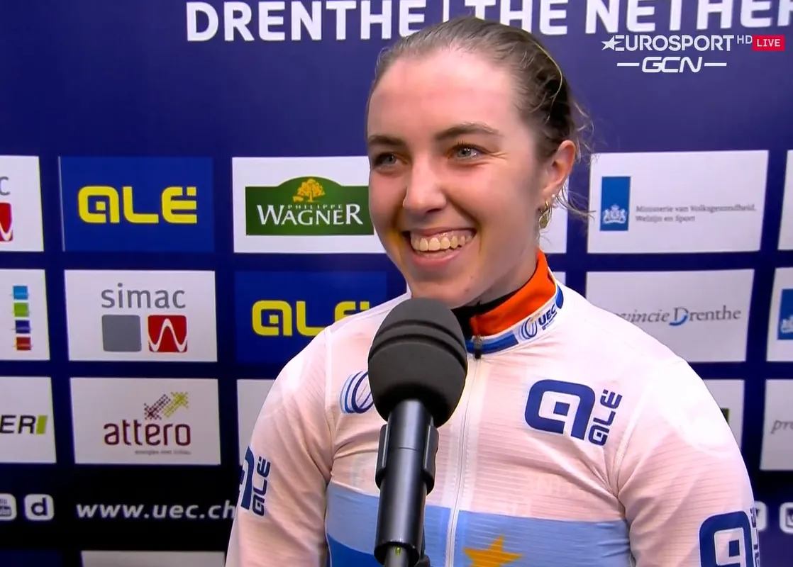 Van Anrooij lacht na EK-titel: 'Plan was rustig aan doen, maar reed na één ronde al volle bak'