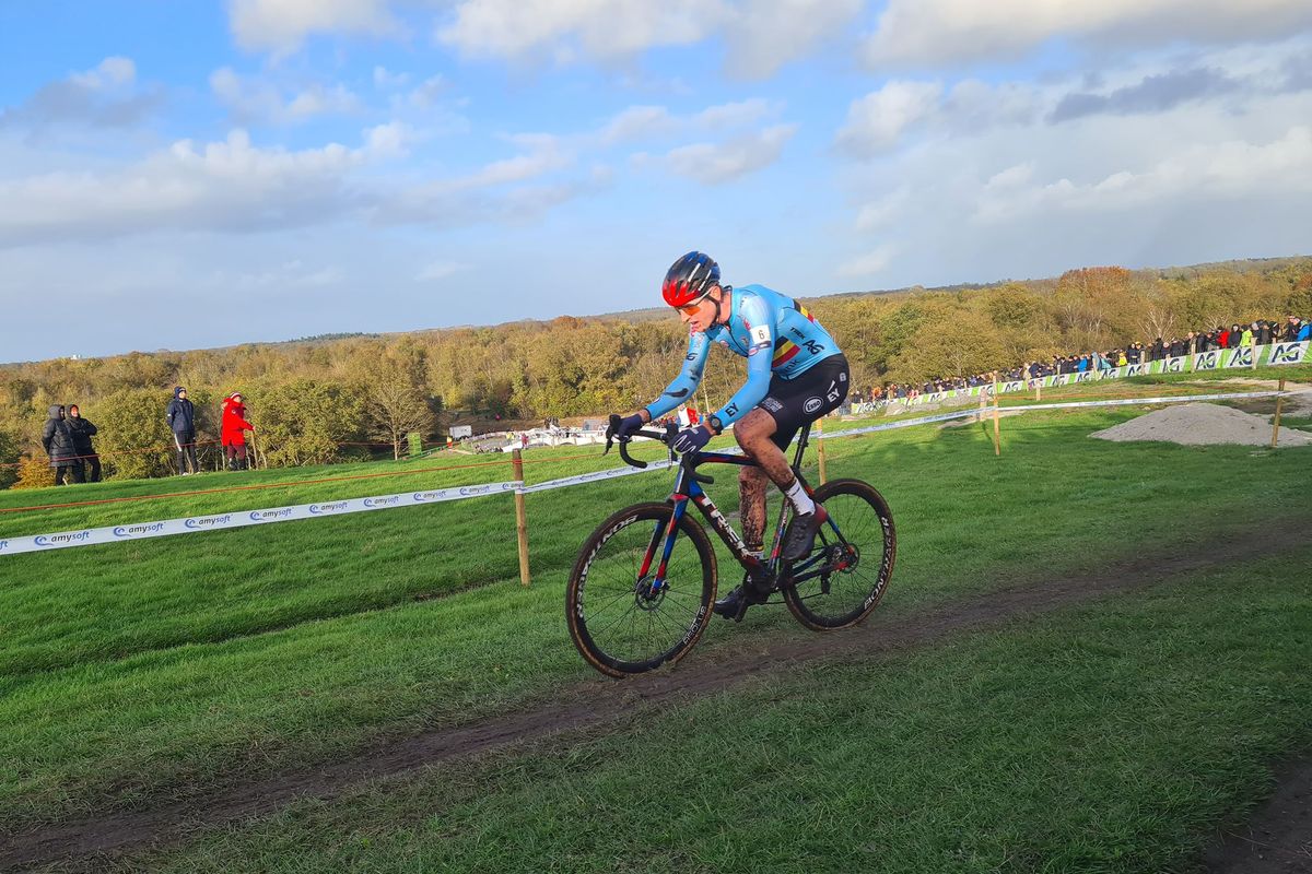 Toon Aerts reed tijdens mixed relay volle bak over WK-parcours en waarschuwt voor gevaarlijke stenen: 'Dan is het wel tricky'