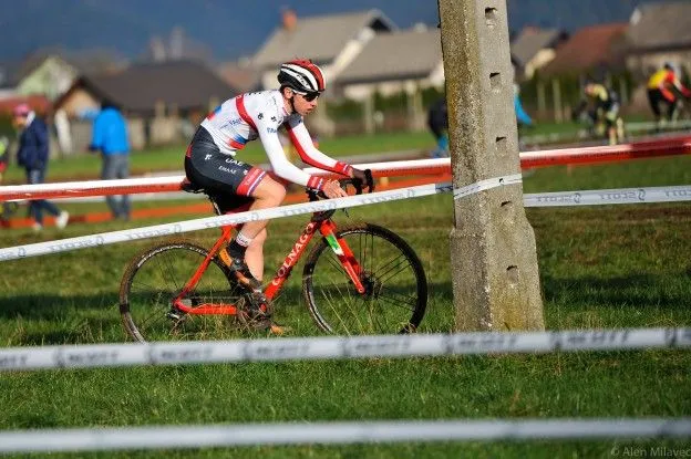 Update II | 'Veldrijder' Pogacar slaat meteen toe bij cross in eigen land