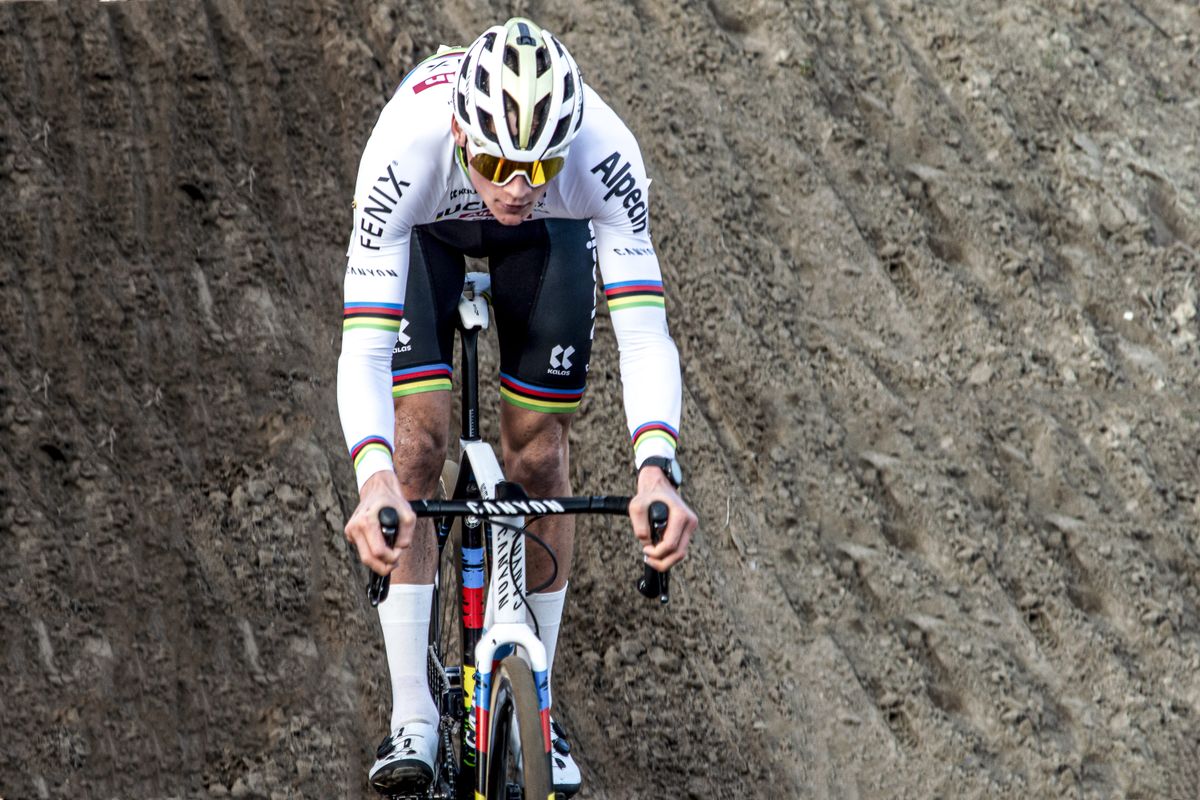 Zonneveld ziet uiterst merkwaardige situatie rond Van der Poel in de cross: 'Het nieuws is dat er nieuws is'