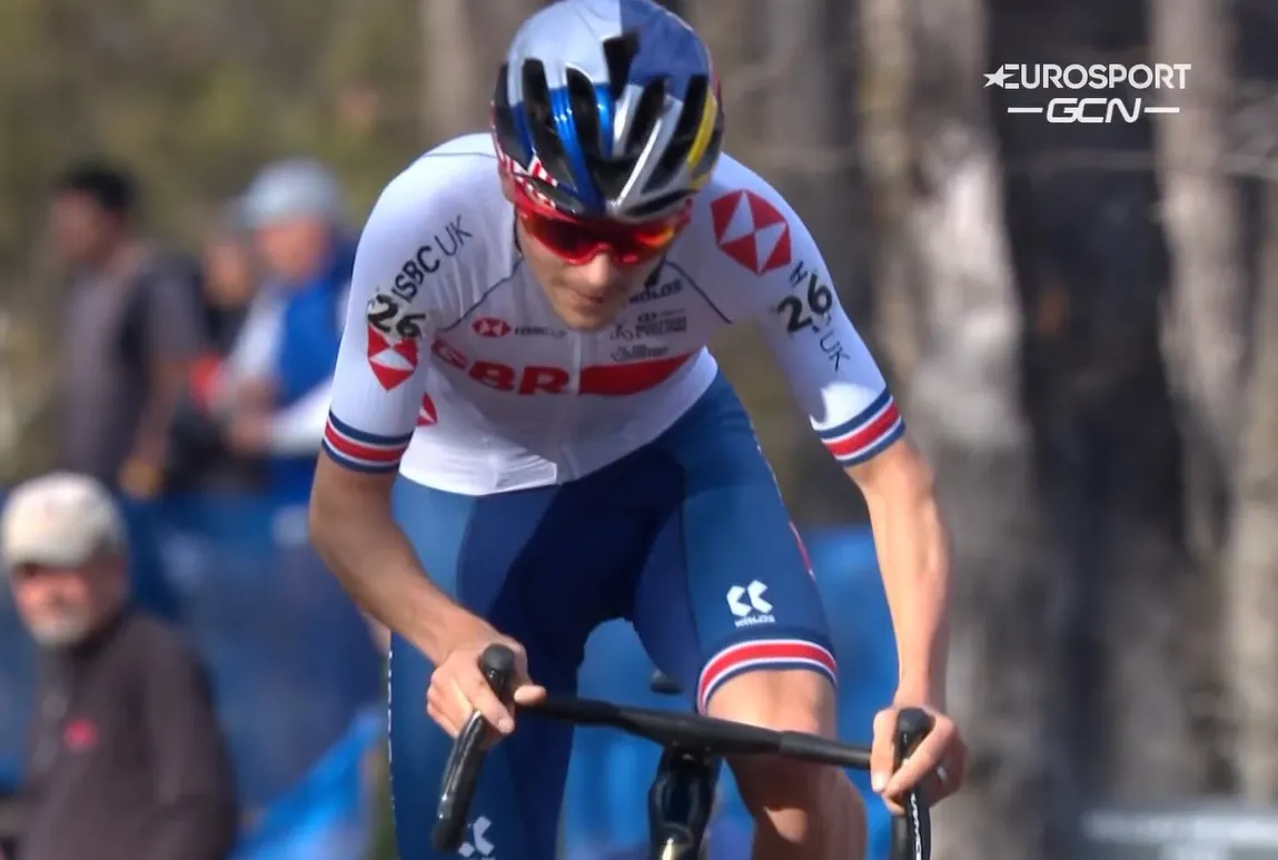 Pidcock vernedert concurrentie en pakt wereldtitel, sterke Van der Haar klopt Iserbyt voor zilver