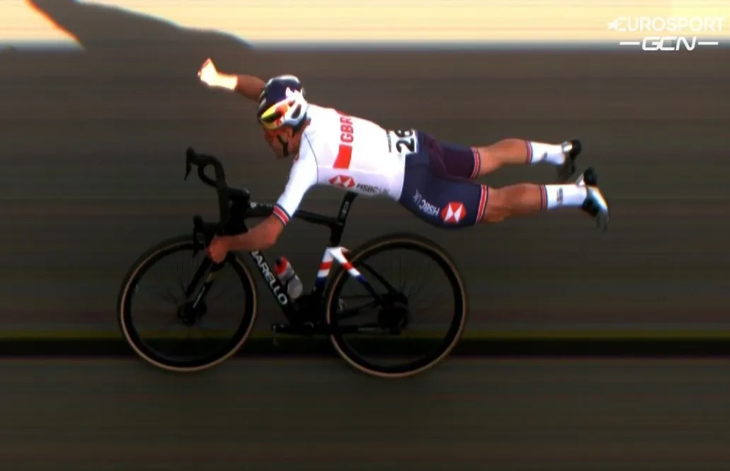 Pidcock vliegt naar wereldtitel: 'Zonder Mathieu en Wout was het moeilijker om te winnen'