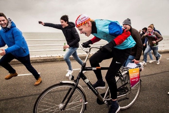 Oer-Hollands lastig en ludiek: Eneco NK Tegenwindfietsen vangt weer veel wind