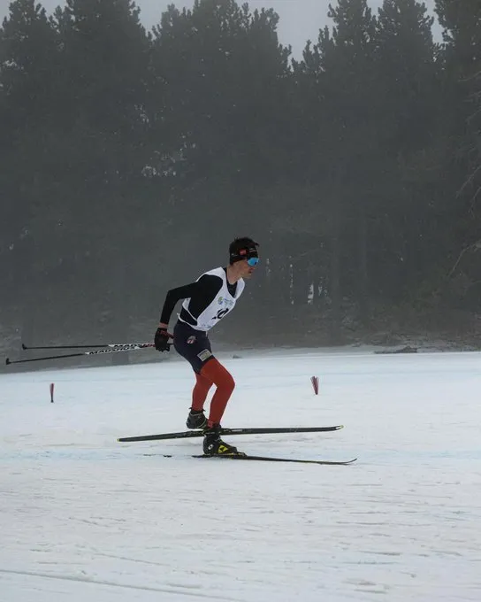 Eens wat anders dan hardlopen: Sepp Kuss verbaast met tweede plaats in langlaufwedstrijd