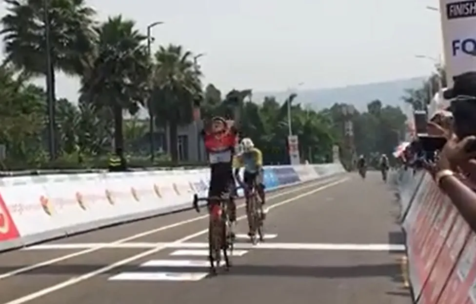 Alsof het zo moest zijn: Oekraïner Budiak wint etappe over Muur van Kigali in Rwanda