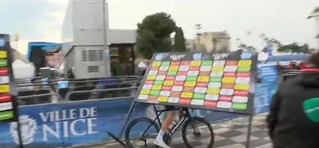 Parijs-Nice verliest wederom aantal renners: Geniets op bizarre wijze geveld door reclamebord