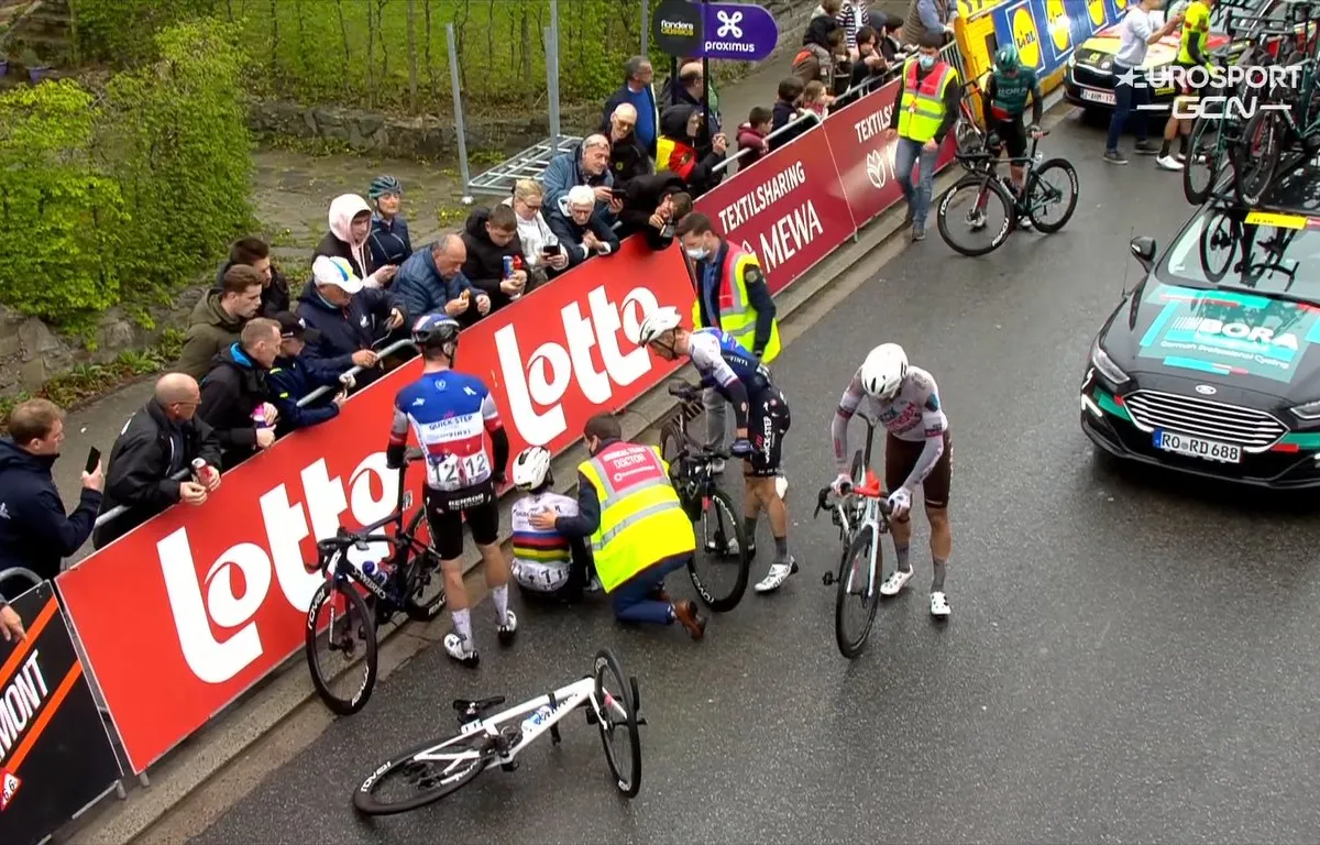 Update | Ploegleider Alaphilippe reageert op aanrijding: 'Hij moest gewoon niet achter zich kijken'