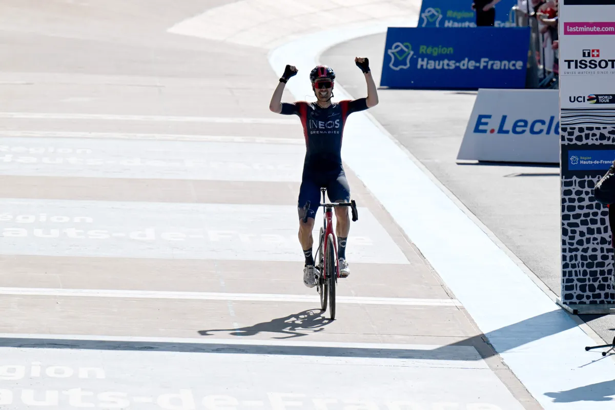 Karren maar: Dylan van Baarle wint Parijs-Roubaix op werkelijk fantastische wijze