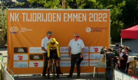 🎥 Beelden opgedoken van chaotische tijdritstart Dumoulin: 'Verdomme, hou me eens recht!'