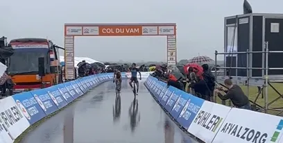 Max Kroonen (VolkerWessels) wint NK bij de beloften in regenachtige omstandigheden