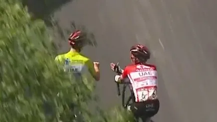 🎥 Pogacar en Majka laten potje steen-papier-schaar beslissen wie mag winnen in Slovenië