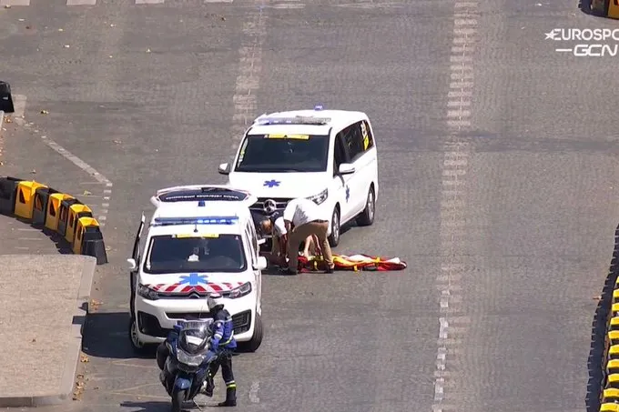 Deelneemster Tour de France Femmes wordt in Parijs al buiten tijd gereden, Castrique naar ziekenhuis
